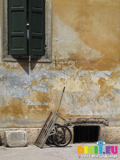 SX19088 Hand cart in Verona, Italy